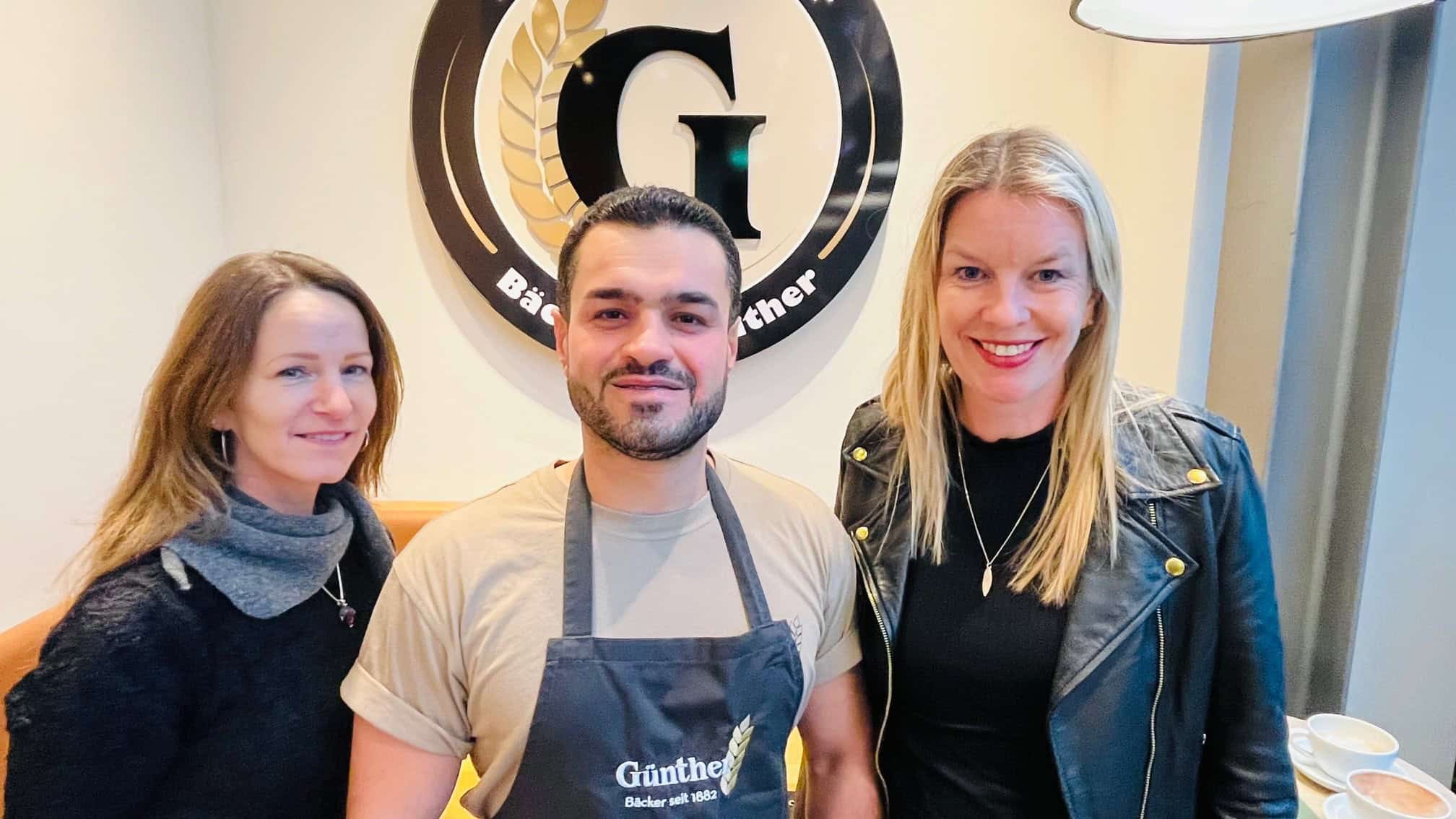 Frisch gebackener Verkäufer: Hawre Ghafour mit Simone Gomm (Verkaufsgebietsleitung Bäckerei Günther) und Christin Heinz (Personalleitung)